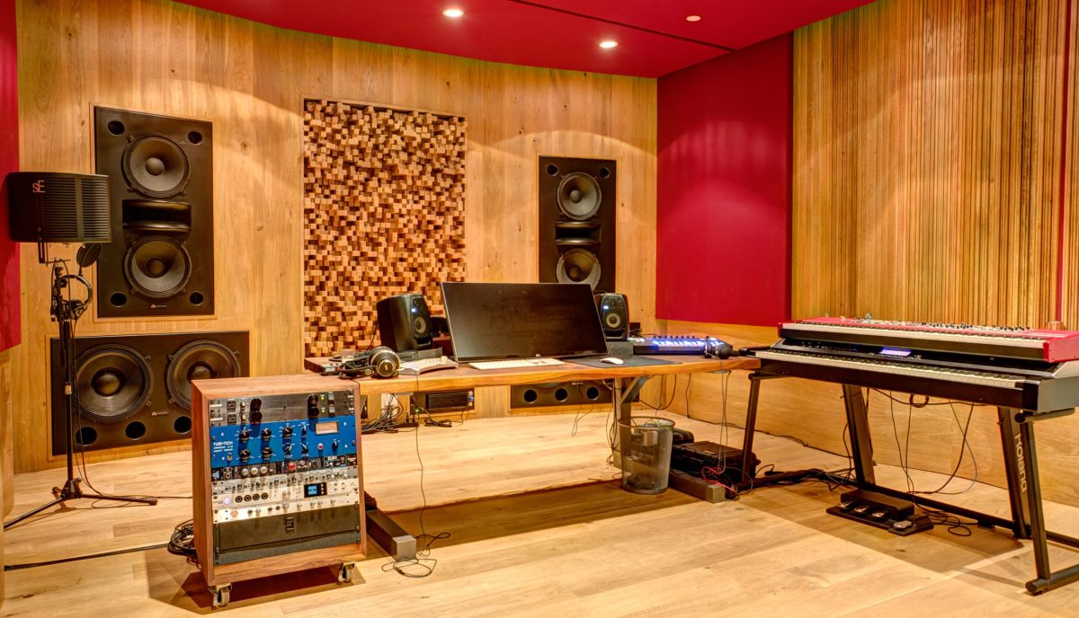 Carmen   studio 1 mastering acoustics echoes vs Excellence